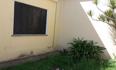 EXCELENTE CASA EN LOTE PROPIO, BUENA UBICACIÓN A METROS DE CENTRO COMERCIAL JOSÉ LEÓN SUÁREZ, CON GALPÓN Y QUINCHO CON PARRILLA, LOTE DE 8,66 mts x 45