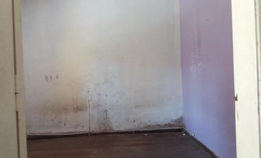 EXCELENTE CASA EN LOTE PROPIO, BUENA UBICACIÓN A METROS DE CENTRO COMERCIAL JOSÉ LEÓN SUÁREZ, CON GALPÓN Y QUINCHO CON PARRILLA, LOTE DE 8,66 mts x 45