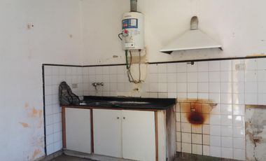 EXCELENTE CASA EN LOTE PROPIO, BUENA UBICACIÓN A METROS DE CENTRO COMERCIAL JOSÉ LEÓN SUÁREZ, CON GALPÓN Y QUINCHO CON PARRILLA, LOTE DE 8,66 mts x 45