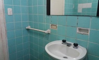 EXCELENTE CASA EN LOTE PROPIO, BUENA UBICACIÓN A METROS DE CENTRO COMERCIAL JOSÉ LEÓN SUÁREZ, CON GALPÓN Y QUINCHO CON PARRILLA, LOTE DE 8,66 mts x 45