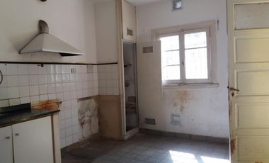 EXCELENTE CASA EN LOTE PROPIO, BUENA UBICACIÓN A METROS DE CENTRO COMERCIAL JOSÉ LEÓN SUÁREZ, CON GALPÓN Y QUINCHO CON PARRILLA, LOTE DE 8,66 mts x 45