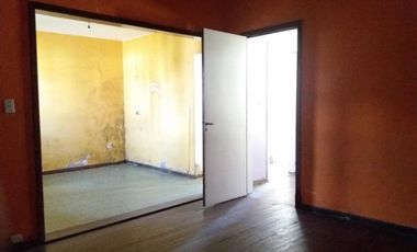 EXCELENTE CASA EN LOTE PROPIO, BUENA UBICACIÓN A METROS DE CENTRO COMERCIAL JOSÉ LEÓN SUÁREZ, CON GALPÓN Y QUINCHO CON PARRILLA, LOTE DE 8,66 mts x 45