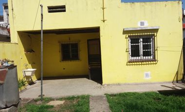 EXCELENTE CASA EN LOTE PROPIO, BUENA UBICACIÓN A METROS DE CENTRO COMERCIAL JOSÉ LEÓN SUÁREZ, CON GALPÓN Y QUINCHO CON PARRILLA, LOTE DE 8,66 mts x 45