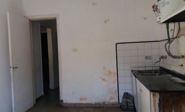 EXCELENTE CASA EN LOTE PROPIO, BUENA UBICACIÓN A METROS DE CENTRO COMERCIAL JOSÉ LEÓN SUÁREZ, CON GALPÓN Y QUINCHO CON PARRILLA, LOTE DE 8,66 mts x 45