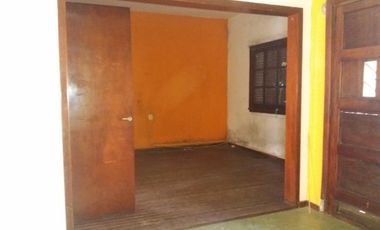 EXCELENTE CASA EN LOTE PROPIO, BUENA UBICACIÓN A METROS DE CENTRO COMERCIAL JOSÉ LEÓN SUÁREZ, CON GALPÓN Y QUINCHO CON PARRILLA, LOTE DE 8,66 mts x 45