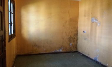 EXCELENTE CASA EN LOTE PROPIO, BUENA UBICACIÓN A METROS DE CENTRO COMERCIAL JOSÉ LEÓN SUÁREZ, CON GALPÓN Y QUINCHO CON PARRILLA, LOTE DE 8,66 mts x 45