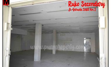 di jual ruko 3 lantai Jl . Garuda Sakti Km 2 lokasi sangat strategis di kota pekanabaru