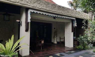 Di Sewakan Rumah Adat Mewah Di Ketampon Kota Surabaya