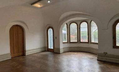 Exclusiva Casona de 450 m2 con 8 habitaciones en Miraflores