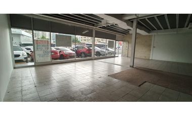 Se Alquila local de 2 NIVELES con vitrinas, sobre vía Brasil.
