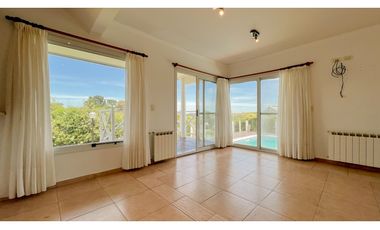 Casa tres ambientes. Elina 100. Sierras de los Padres. Venta.