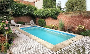 Chalet seis ambientes con piscina. San Carlos. Mar del Plata. Venta.