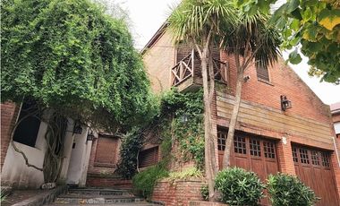 Chalet seis ambientes con piscina. San Carlos. Mar del Plata. Venta.
