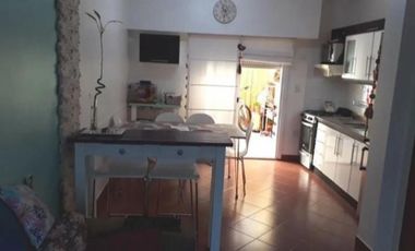 Duplex tres ambientes con patio y cochera