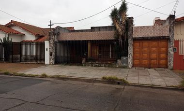 Casa de cuatro ambientes en venta en el palomar