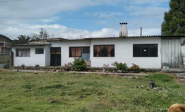 VENDO HERMOSA PROPIEDAD COMERCIAL EN CAYAMBE SOBRE LA PANAMERICANA NORTE
