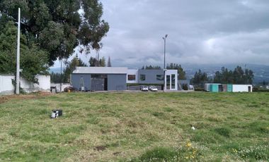 VENDO HERMOSA PROPIEDAD COMERCIAL EN CAYAMBE SOBRE LA PANAMERICANA NORTE