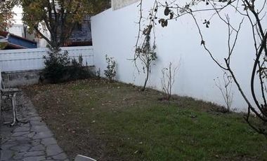 Chalet excelente ubicación,3 dormit.,jardín, garage.