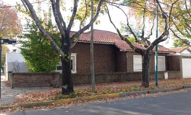 Chalet excelente ubicación,3 dormit.,jardín, garage.