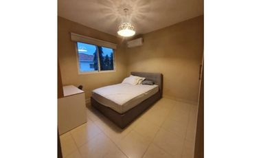 VENDO CASA SEMI AMOBLADA EN VERSALLES