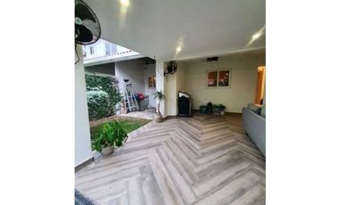 VENDO CASA SEMI AMOBLADA EN VERSALLES