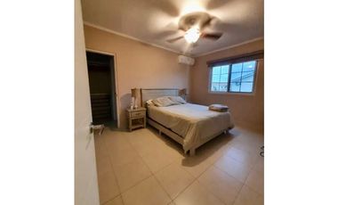 VENDO CASA SEMI AMOBLADA EN VERSALLES
