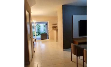 VENDO CASA SEMI AMOBLADA EN VERSALLES