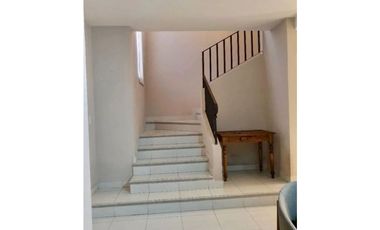 VENDO CASA SEMI AMOBLADA EN VERSALLES