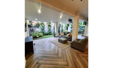 VENDO CASA SEMI AMOBLADA EN VERSALLES