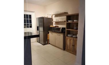 VENDO CASA SEMI AMOBLADA EN VERSALLES