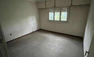 Chalet de 4 AMBIENTES en venta