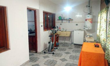 Casa con Departamento en venta en Burzaco Este