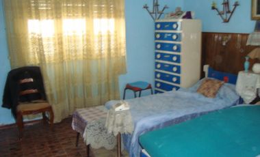 Longchamps: casa con parque y departamento interno