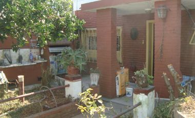 Longchamps: casa con parque y departamento interno