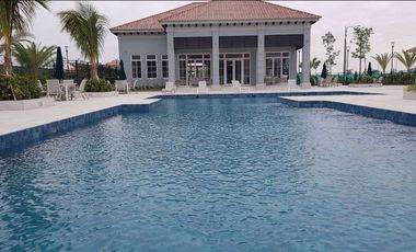 Venta de casa a estrenar con acabados de lujo/Urb. Casalaguna/a 5 minutos de Riocentro Dorado.
