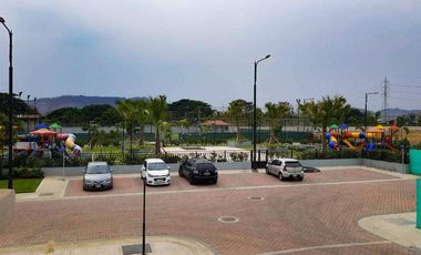 Venta de casa a estrenar con acabados de lujo/Urb. Casalaguna/a 5 minutos de Riocentro Dorado.