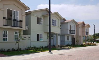 Venta de casa a estrenar con acabados de lujo/Urb. Casalaguna/a 5 minutos de Riocentro Dorado.