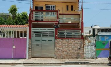 Venta de Casa con 2 niveles en calle Cuauhtémoc, Col. Puerto México, Coatzacoalcos, Veracruz.