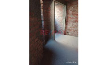 : 🔥 Jr. Cuzco: Casa De 3 Pisos En Casco Gris — Gran Potencial De Inversión 🏗️🏡