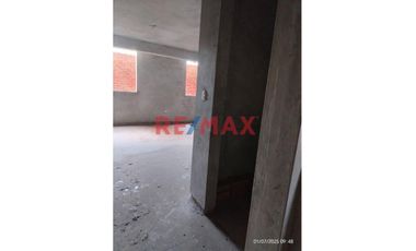 : 🔥 Jr. Cuzco: Casa De 3 Pisos En Casco Gris — Gran Potencial De Inversión 🏗️🏡