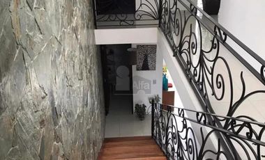 Casa sola en venta con acabados de lujo y vista panorámica desde su roof garden