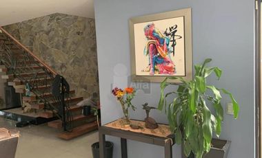 Casa sola en venta con acabados de lujo y vista panorámica desde su roof garden