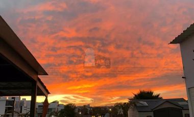 Casa sola en venta con acabados de lujo y vista panorámica desde su roof garden