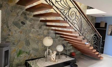 Casa sola en venta con acabados de lujo y vista panorámica desde su roof garden