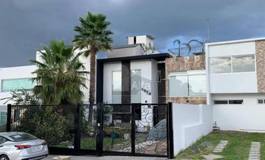 Casa sola en venta con acabados de lujo y vista panorámica desde su roof garden