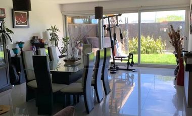 Casa sola en venta con acabados de lujo y vista panorámica desde su roof garden