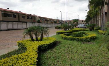 Venta de departamento en La Romareda, ave Narcisa de Jesús, planta baja.