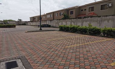 Venta de departamento en La Romareda, ave Narcisa de Jesús, planta baja.