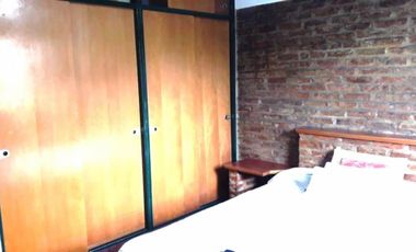 CASA DE 4 AMBIENTES CON PATIO Y COCHERA EN EXCELENTE ESTADO