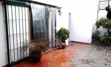 CASA DE 4 AMBIENTES CON PATIO Y COCHERA EN EXCELENTE ESTADO